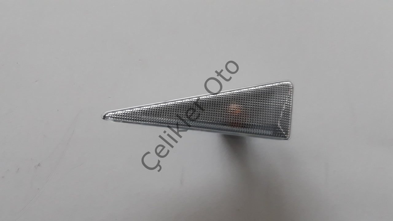 Sağ Çamurluk Sinyali Megane 2 8200633417
