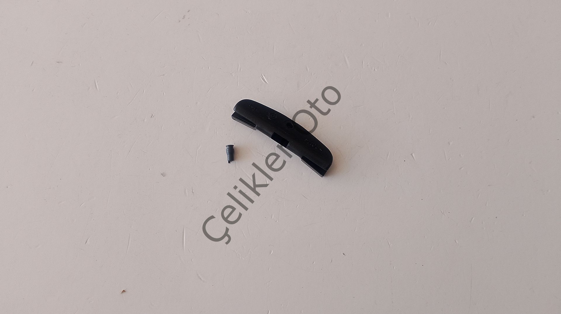 Kapı Camı Tespit Parçası Clio Megane R19 7700838242